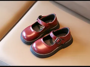 Vue détaillée des chaussures Mary Jane bordeaux pour filles avec semelles épaisses.