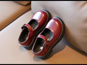 Vue détaillée de chaussures Mary Jane bordeaux pour filles avec brides à boucle et semelles souples.