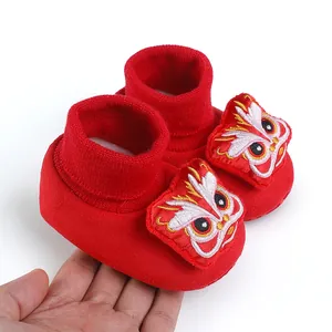 Scarpe rosse per neonati con ricamo tradizionale a dragone per il Capodanno cinese