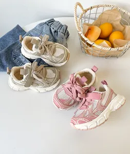Nahaufnahme von atmungsaktiven Mesh-Sneakern für Kleinkinder in Rosa und Khaki