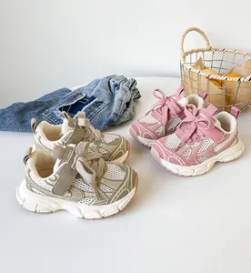 Detailansicht der atmungsaktiven Mesh-Kindersneaker in den Farbvarianten Rosa und Khaki