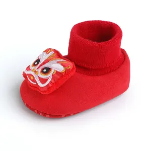 Dettaglio scarpa rossa per neonati con il ricamo tradizionale del leone cinese unico
