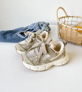 Nahaufnahme von atmungsaktiven Mesh-Sneakern für Kleinkinder mit weicher Sohle