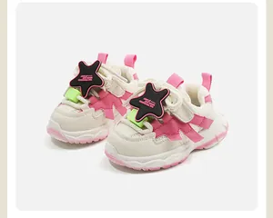 Vue détaillée de chaussures de sport roses pour bébé avec sangles velcro en étoile