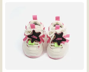 Vue détaillée des baskets roses et crème pour tout-petits avec breloques en étoile