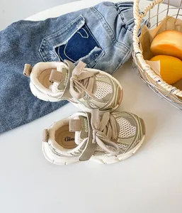 Detailansicht der atmungsaktiven beige Mesh-Babyschuhe mit dicken weichen Sohlen