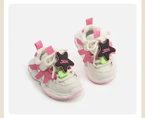 Vue détaillée des baskets chunky pour tout-petits roses et blanches avec un décor d'étoile