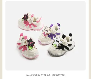 Vue détaillée de baskets de sport pour tout-petits en quatre coloris variés.