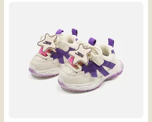 Gros plan de baskets chunky pour tout-petits avec décor d'étoiles et accents violets