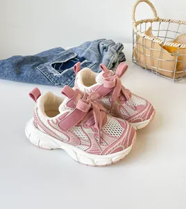 Detailansicht der rosafarbenen, atmungsaktiven Baby-Sneaker mit weicher, dicker Sohle.