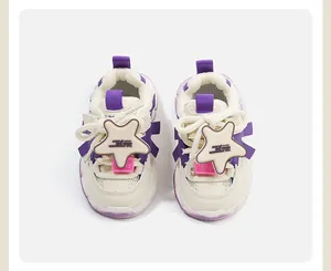 Vue de dessus de baskets stylées pour tout-petits en crème et violet avec étoile