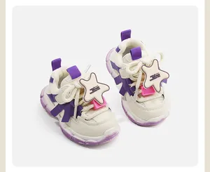 Gros plan de baskets chunky pour bébé en violet et crème avec étoiles décoratives