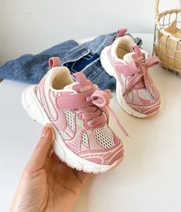 Nahaufnahme von rosafarbenen, atmungsaktiven Kleinkinder-Sneakern mit GINUO-Logo