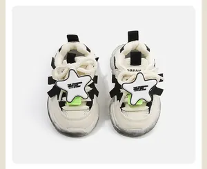 Vue de dessus détaillée de baskets élégantes crème et noires pour tout-petits avec étoiles