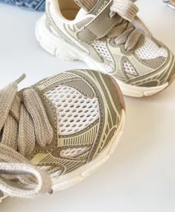 Nahaufnahme von atmungsaktivem Mesh und weicher Sohle bei Kleinkinder-Sportschuhen