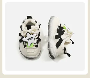 Vue détaillée de baskets chunky pour enfants avec un accessoire décoratif en étoile