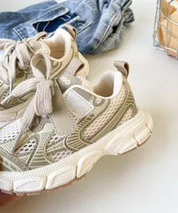 Seitenansicht der atmungsaktiven Kleinkinder-Sneaker mit weicher Sohle in Beige und Weiß.