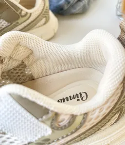 Innenansicht atmungsaktive beige Baby-Sneaker mit weich gepolstertem Netzfutter