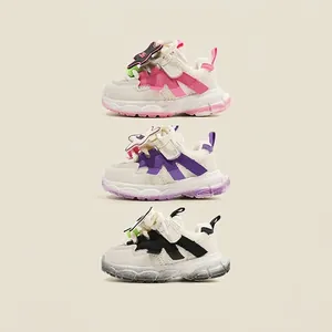 Baskets tendance pour tout-petits en rose, violet et noir pour garçons et filles.