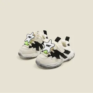 Baskets chunky stylées pour tout-petits en beige et noir avec écussons étoiles.