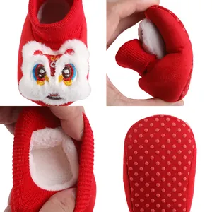 Dettagli scarpe rosse festive neonato con ricamo danza del leone e fodera felpata