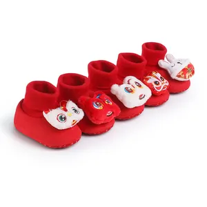 Scarpe primi passi rosse per neonati con motivi animali del capodanno cinese.
