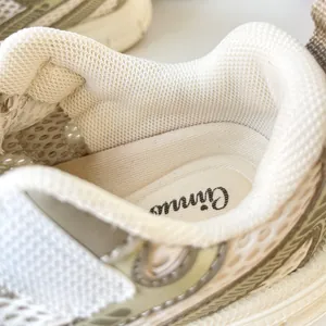 Nahaufnahme von atmungsaktivem Mesh-Futter und weicher Innensohle beiger Babyschuhe