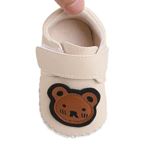 Süße cremefarbene Babylauflernschuhe mit Bären-Patch und Klettverschluss für Babys