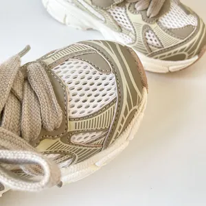 Nahaufnahme von atmungsaktiven Baby-Sneakern mit weicher Sohle in Beige und Salbeigrün