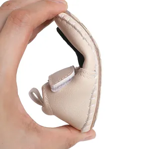 Flexible weiche Baby-Lauflernschuhe in Beige, die gebogen werden, um Haltbarkeit