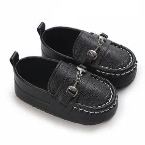 Mocassins bébé noirs classiques à semelle souple et boucle mors pour nourrissons