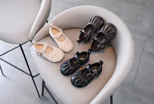 Vista dettagliata delle scarpe Mary Jane a pieghe per bambine in beige, marrone e nero