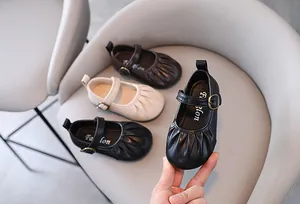 Primo piano di scarpe Mary Jane in pelle per bambina con punta arricciata e cinturino