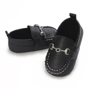 Mocassins pour bébé noirs classiques avec boucle mors argentée et semelle souple confortable