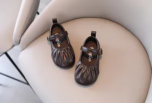 Dettaglio scarpe Mary Jane in pelle marrone per bambine con eleganti dita pieghettate