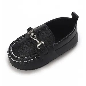 Mocassins en cuir noir pour bébé garçon avec boucle mors et coutures blanches