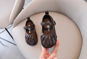 Vista dettagliata di scarpe Mary Jane marrone scuro per bambine con punta a pieghe