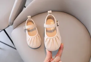 Vista dettagliata di scarpe Mary Jane in pelle beige per bambine con dettagli pieghettati