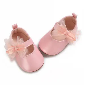 Primer plano de zapatos de princesa rosas para bebé con lazos grandes decorativos