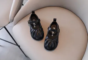 Vista dettagliata di scarpe da principessa nere per bambina con punta a pieghe.