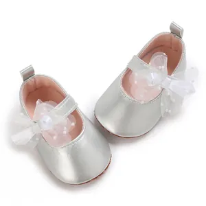 Zapatos Mary Jane plateados para bebé con lazo de tul blanco y suela antideslizante