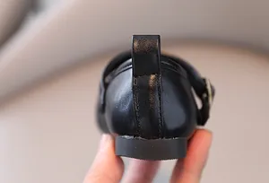 Dettaglio ravvicinato della cucitura del tallone e texture in pelle delle scarpe da bambina