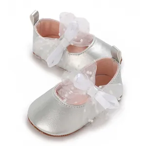 Primer plano detallado de zapatos plateados de princesa para bebé con lazos de malla
