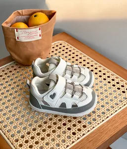 Vista dettagliata di scarpe da camminata traspiranti per neonati con motivo a cuore