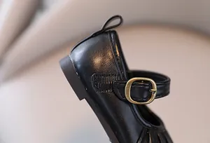 Dettaglio scarpa Mary Jane in pelle nera per bambina con fibbia in bronzo