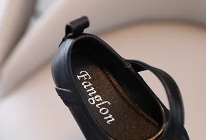 Dettaglio della comoda suola interna imbottita delle scarpe nere da bambina