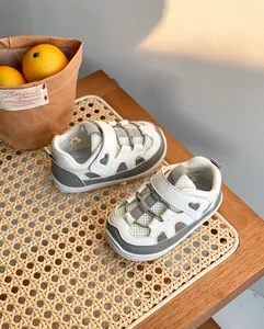 Dettaglio di scarpe da camminata per neonati traspiranti bianche con suole morbide