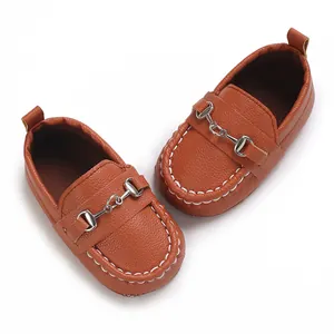 Mocassins marrons pour bébé à semelle souple avec un détail en métal élégant