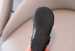Dettaglio suola in gomma antiscivolo di scarpe da principessa nere per bambine taglia 23