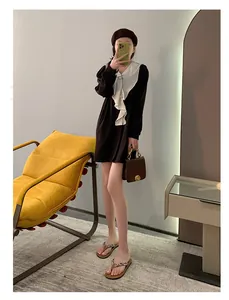 Detalle de elegantes chanclas planas para mujer con un atuendo moderno en un estudio